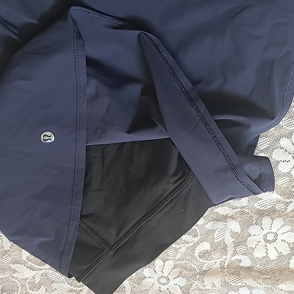 Lululemon 3/4 womens 2 layer sport shorts - Picture 5 of 8